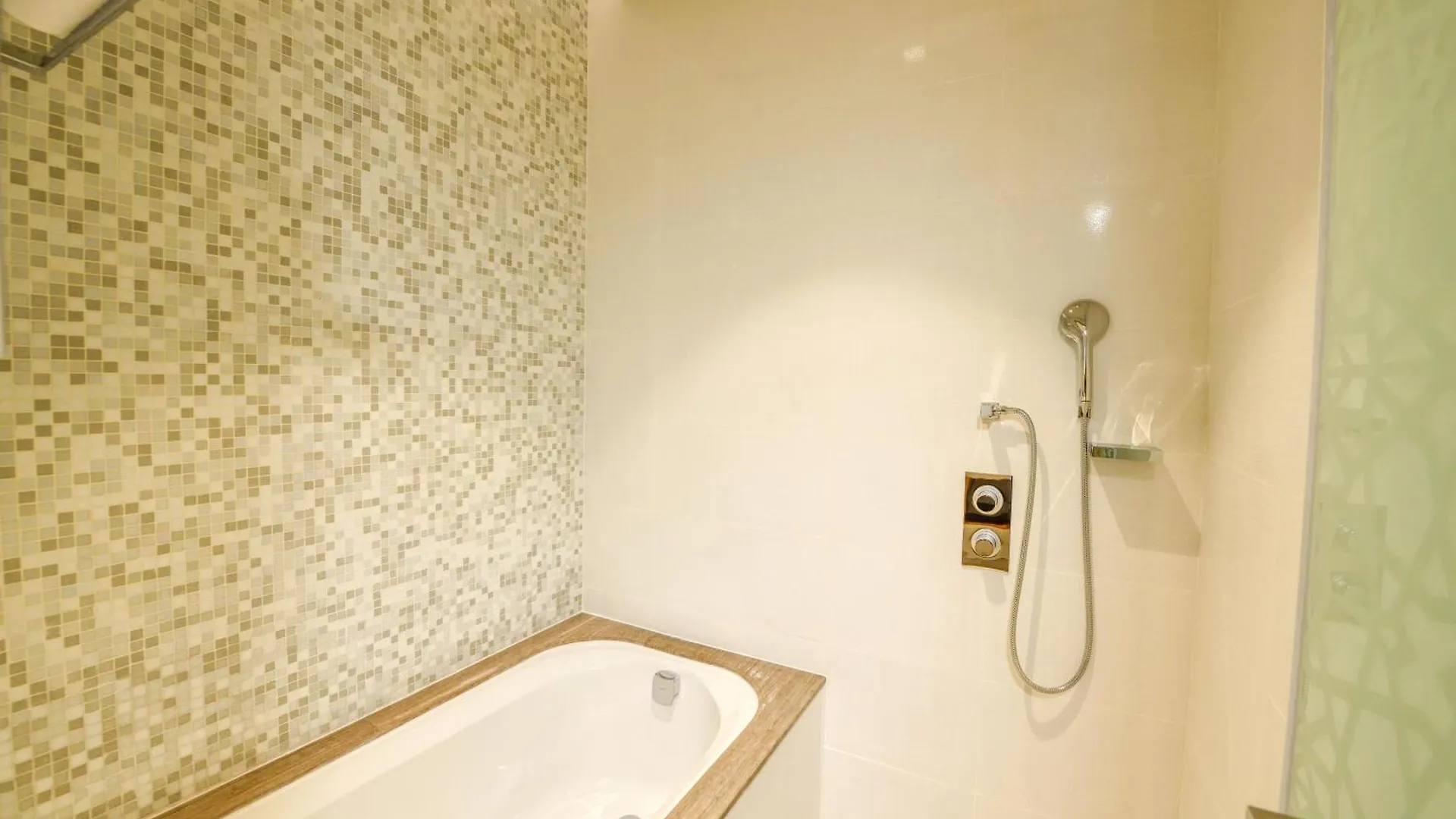 Grand Mercure Dubai City 5*,